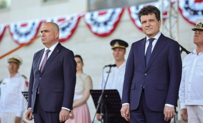 FOTO Ilie Bolojan și Nicușor Dan împreună la recepția Ambasadei SUA, la o oră după ce premierul a anunțat creșterea TVA, respinsă categoric de președinte în campania electorală