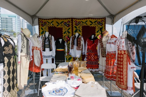 Consilierii locali dintr-o comună prahoveană, obligați să poarte ie la ședințe / Unul dintre aleși nu s-a conformat și a pierdut indemnizația