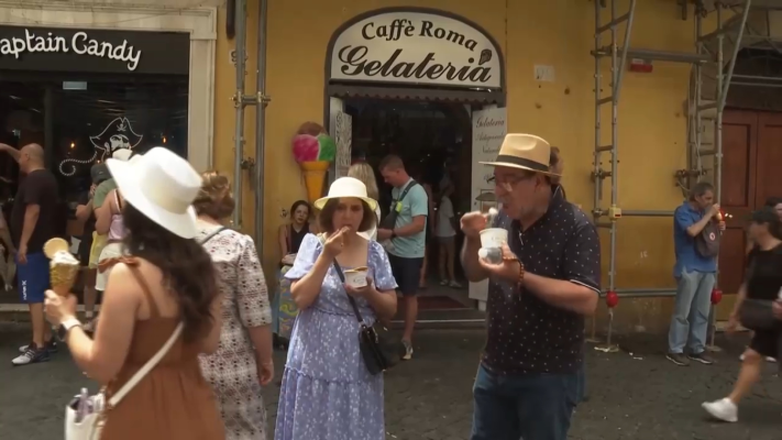 Mersul desculț, interzis în Portofino. Ce amenzi riscă cei care nu respectă noile reguli