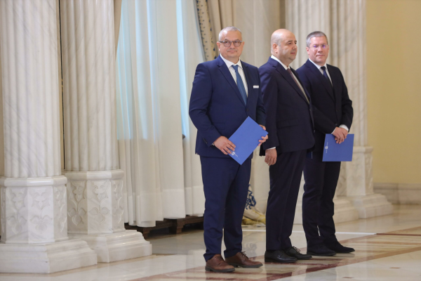 Cei trei noi judecători ai Curții Constituționale au depus jurământul, la Palatul Cotroceni, în prezența președintelui și a premierului