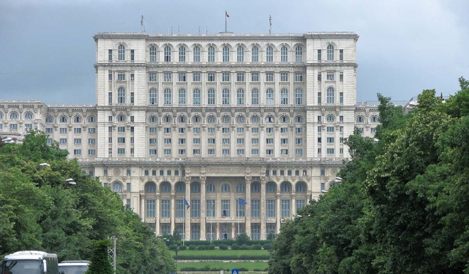 După ce Bolojan le-a tăiat sporul de antenă, funcționarii din Parlament cer demontarea tuturor antenelor de pe clădire
