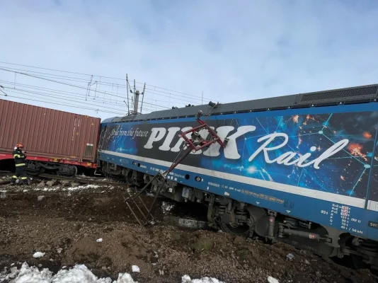 Un tren de marfă a deraiat şi a lovit un alt marfar. O persoană a decedat | Reporter24