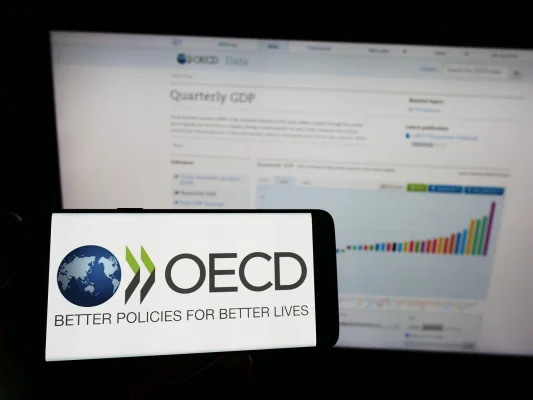 OCDE își revizuiește previziunile privind economia globală a doua oară în acest an, citând IMPACTUL politicilor tarifare ale lui Trump