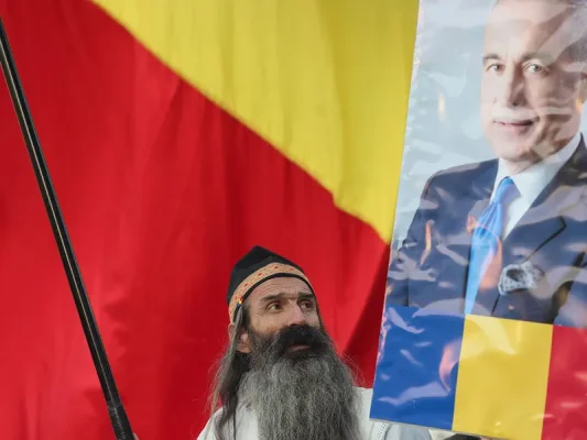 Stegarul dac, scandal la Tribunalul București. S-a urcat iar în copaci. A fost dus direct la Obregia
