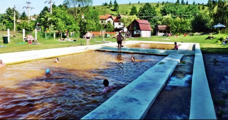 Ștrandul de la Miercurea Ciuc, în dispută cu Societatea de Ape Minerale / Apa e acum considerată bună de îmbuteliat, nu doar pentru îmbăiere / Tarifele de utilizare ar putea crește de 10 ori