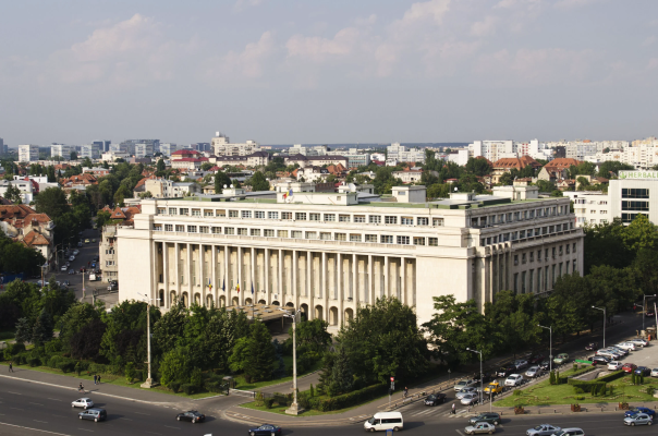 Bolojan dă afară o treime din bugetarii de la Palatul Victoria. Urmează concursuri