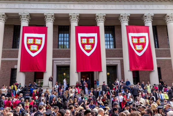 Interdicţia impusă de Trump privind intrarea studenţilor internaţionali de la Harvard, blocată de un judecător american