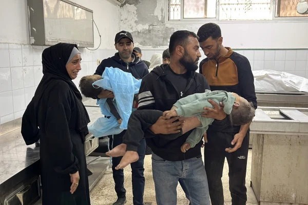 9 dintre cei 10 copii ai unui medic pediatru au fost uciși în urma unui bombardament israelian în Fâșia Gaza. Israelienii cer în stradă demisia premierului Netaniahu