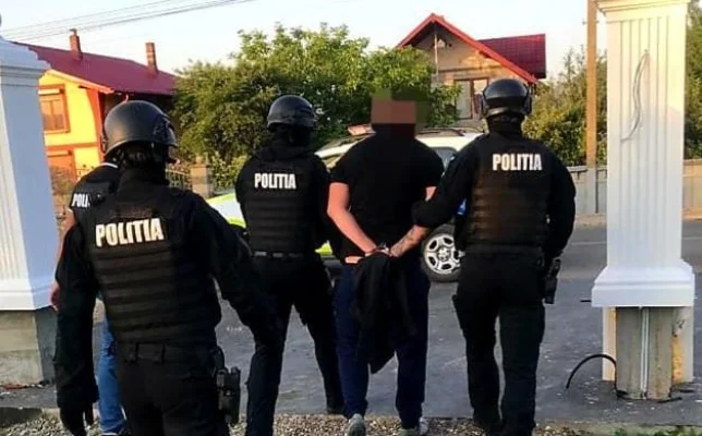 Reţea de proxenetism, destructurată de poliţişti / Membrii grupării sunt acuzaţi că timp de opt ani au trimis 20 de tinere să se prostitueze în Italia, Germania, Franţa,  Marea Britanie şi România / Zece presupuşi proxeneţi au fost reţinuţi