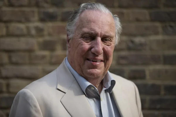 A murit scriitorul britanic Frederick Forsyth, autorul romanelor Ziua Şacalului și Dosarul Odessa