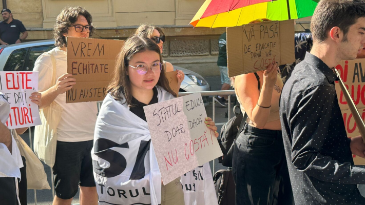 FOTO Elevii și studenții protestează față de tăierile de burse, la sediul ministerului Educației și Cercetării: „Vrem dreptate, nu rușine!”, „Bursa nu se taie mâine!”