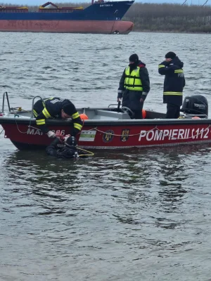 Misiune de salvare a unor persoane aflate într-o barcă în derivă pe Dunăre. Pe fluviu erau valuri