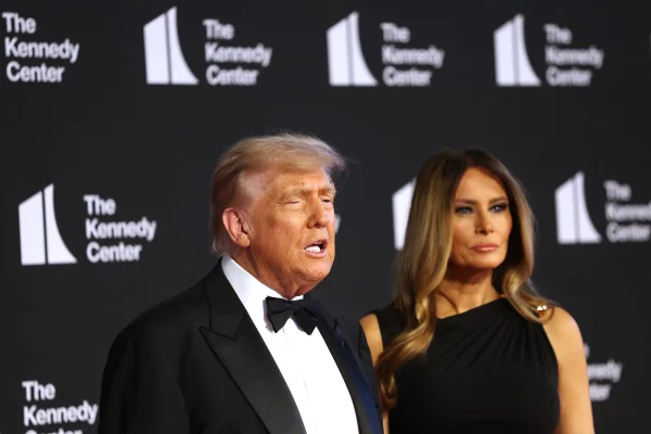 Trump, huiduit la Centrul Kennedy, la a cărui conducere s-a numit. Președintele și Prima Doamnă au asistat la spectacolul „Mizerabilii”