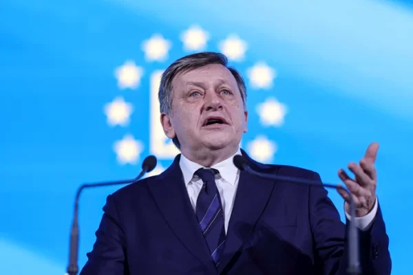 Video
        Crin Antonescu critică desemnarea Oanei Țoiu ca ministru de Externe: „Ori pe președinte nu îl interesează, ori are altă sursă de inspirație”