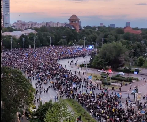 „Ori la bal, ori la spital” / „Toți cei care cred în viitorul european al României”, chemați duminică seară în Piața Victoriei pentru a aștepta rezultatele exit-poll