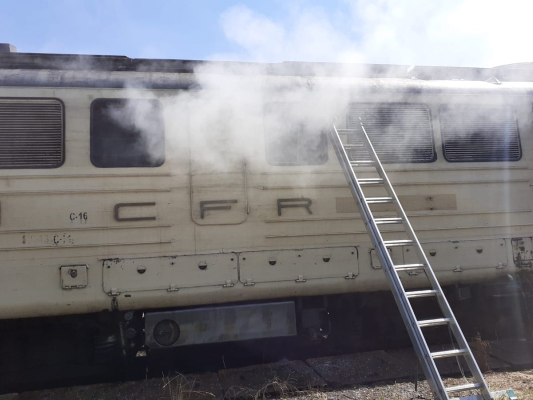 Degajare de fum la automotorul unui tren care circula pe ruta Bucureşti Nord – Aeroport ”Henri Coandă” / Circulaţia a trei trenuri de călători, afectată