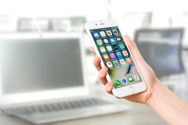După ani de încercări şi experimentare, Meta introduce publicitate pe WhatsApp