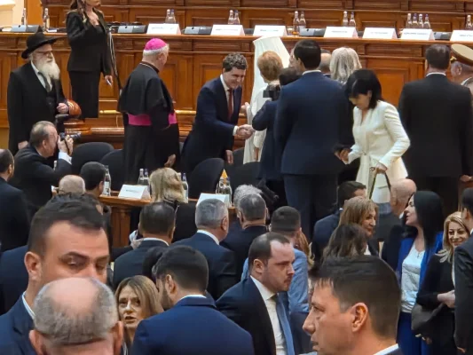 • 	Nicușor Dan, instalat la Cotroceni. Ceremonie cu baie de mulțime, selfie-uri și pupături. Foști rivali la coadă la poze. Bogdan Chirieac: "Toți erau fani din noiembrie"