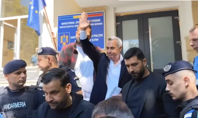 VIDEO Călin Georgescu, aclamat la ieșirea de la Parchetul General: Controlul judiciar, prelungit pentru încă 60 de zile