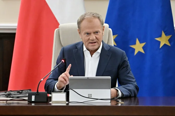 Donald Tusk, mesaj de susținere în limba română pentru Nicușor Dan: Apărați România, ca Duckadam la Sevilla