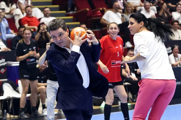 Nicușor DAN, în rol de handbalist la meciul de ADIO al Cristinei Neagu: „Emoționant! E foarte bine că a existat evenimentul ăsta cu mare vizibilitate”