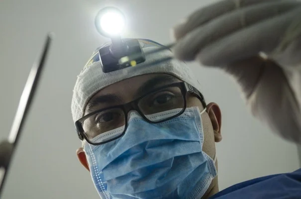 Medic stomatolog: Am avut cazuri în care am fost nevoiţi să scoatem toţi dinţii unui pacient de 35, 37, 40 de ani / ”Paradontoza nu este percepută ca durere”