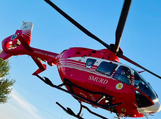 Bărbat preluat de un elicopter SMURD, după ce un tractor s-a răsturnat peste el
