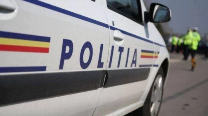 Accident la marginea Capitalei. O mașină a lovit borna kilometrică și a luat foc