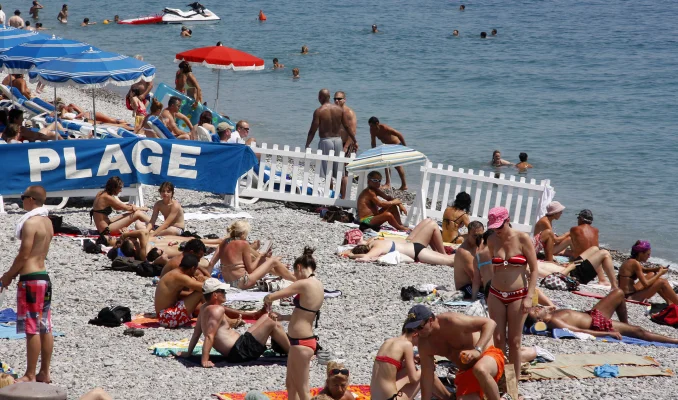 Franța interzice fumatul pe plaje, în parcuri și în apropierea școlilor