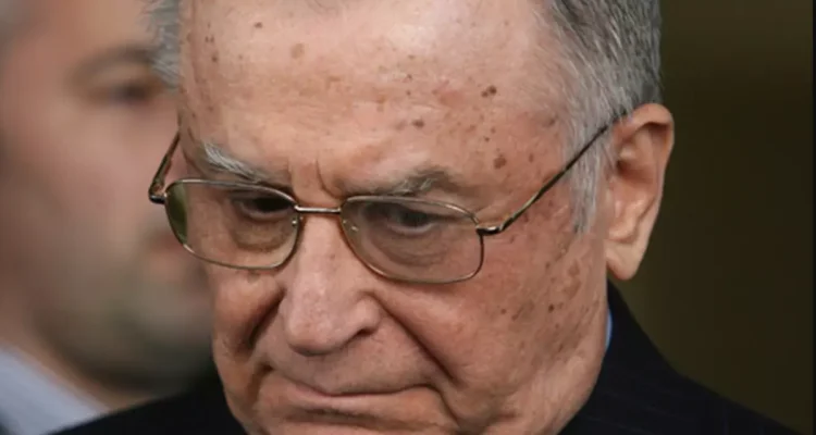 Cum a fost așteptat Ion Iliescu de protestatarul Marian Ceaușescu în fața spitalului SRI. „Nu mai vin după tine, mă duc după altul”