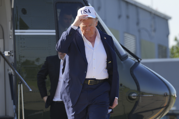 Donald Trump i-a spus lui Zelenski că el nu a ordonat oprirea livrării ajutoarelor pentru Ucraina