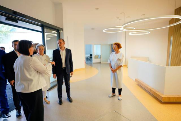 Rogobete, vizită la Spitalul de Boli Infecţioase Baia Mare: Se poate – dacă vrei, dacă te pricepi şi dacă munceşti/ Funcţiile de manager de spital nu sunt privilegii, ci responsabilităţi. Cine nu înţelege, e rugat să lase locul celor care pot construi