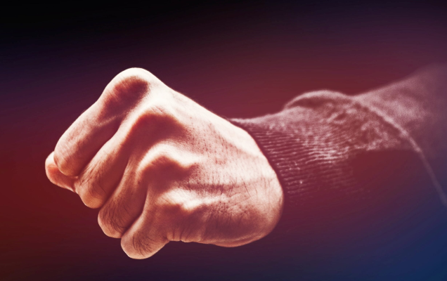 Doi bărbaţi – reţinuţi în cazul agresiunii asupra primarului din Slobozia Bradului / Printre agresori s-ar fi aflat și un consilier local PSD, afirmă șeful PNL Vrancea