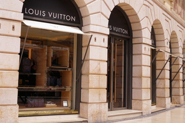 LVMH, o nouă victimă a hackerilor: Datele clienților Louis Vuitton din Marea Britanie, compromise