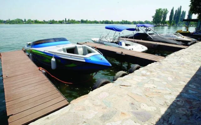 Polițiștii fac cercetări după furtul unei bărci pe Lacul Snagov