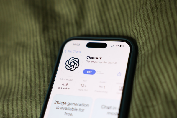 Studiu: ChatGPT este în continuare mult sub creativitatea oamenilor