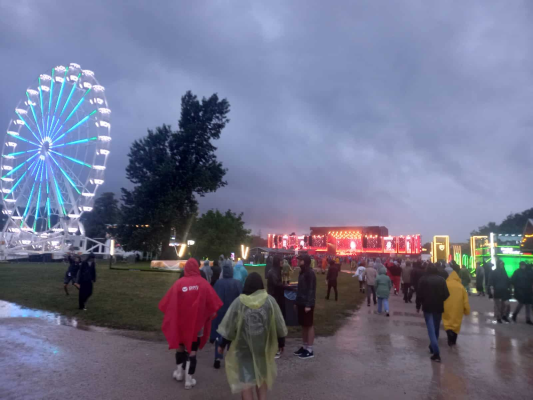 VIDEO FOTO. Toate drumurile duc spre scena principală de la Electric Castle. Urmează Justin Timberlake. Parada pelerinelor