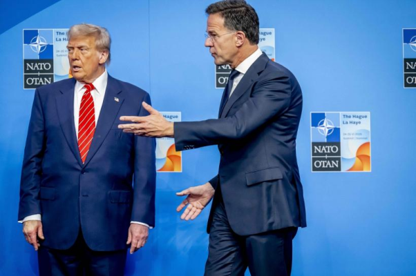 Șeful NATO neagă că l-a numit pe Trump „tătic" și explică controversa
