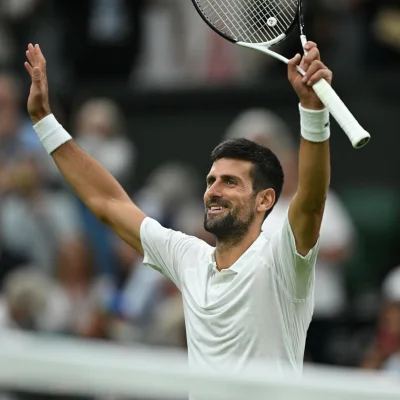 Novak Djokovici a obţinut victoria cu numărul 100 la Wimbledon. El l-a învins pe Miomir Kecmanovic şi a acces în optimi pe iarba londoneză