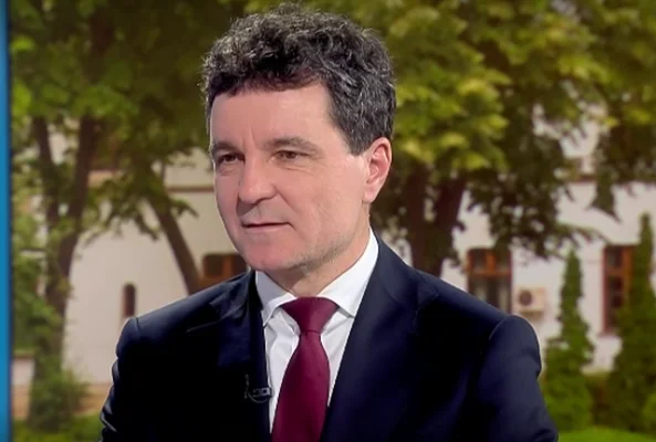 UPDATE - Preşedintele ales Nicuşor Dan a depus jurământul în plenul Camerelor reunite. Enache (CCR): Să vegheaţi la respectarea Constituţiei, la separaţia şi echilibrul puterilor în stat, la realizarea păcii  / Fiica sa asistă la ceremonie - VIDEO