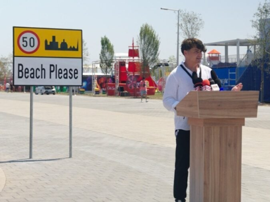 Organizatorii Beach, Please!, poziție oficială față de criticile din spațiul public: „Misiunea noastră nu este să cenzurăm actul artistic, ci să oferim o platformă sigură, bine organizată și relevantă cultural pentru cei care aleg această experiență”