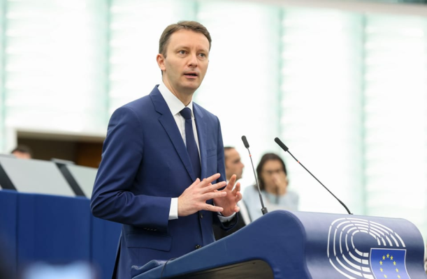 Europarlamentarul Siegfried Mureșan, despre moțiunea de cenzură împotriva Ursulei von der Leyen: „Demersul europarlamentarului Piperea este unul profund antieuropean. Nu face decât să ofere o platformă antieuropenilor și prorușilor”