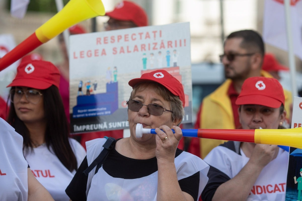 UPDATE Sindicaliştii din Sănătate şi Educaţie protestează în faţa Parlamentului faţă de măsurile fiscale propuse de Guvern