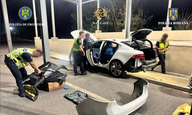 FOTO Român prins în flagrant după ce a introdus în țară un kilogram de cocaină, ascunsă într-un locaș special amenajat în interiorul autoturismului cu care se deplasa