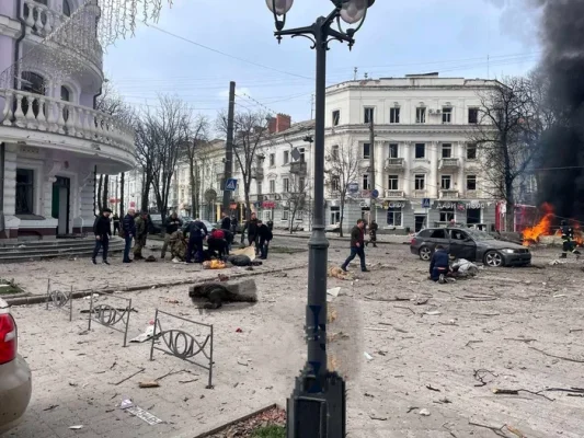 Trei morți și 25 de răniți în urma unui atac rusesc asupra orașului Sumî
