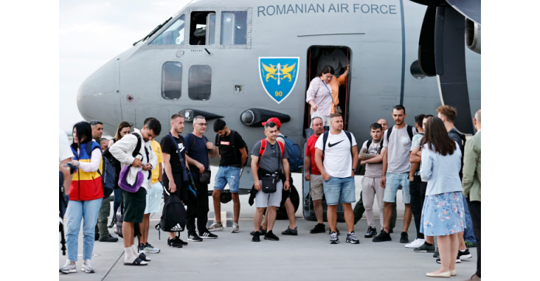 VIDEO Peste 150 de români, evacuați din zona de conflict armat din Orientul Apropiat