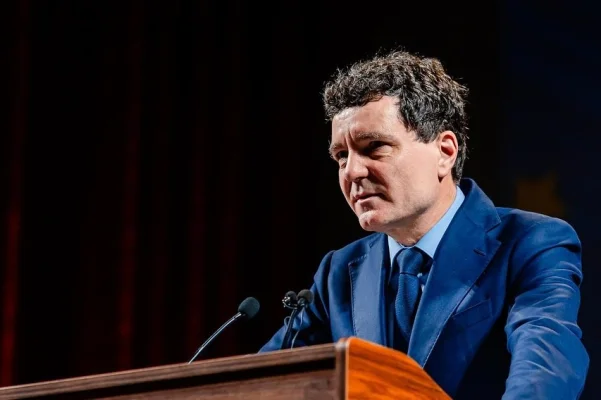 Cum ar putea arăta guvernul lui Nicușor Dan. Apar pe lista scurtă numele actorului Marius Manole și al fostului premier Dacian Cioloș