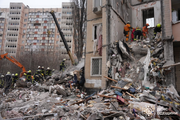 Un mort şi 14 răniţi, inclusiv trei salvatori, în atacuri ruse cu dronă la Odesa / Şase răniţi, inclusiv doi adolescenţi, în atacuri cu dronă şi bombe planante la Harkov / Kievul anunţă că a doborât 70 dintre cele 86 de drone lansate de ruşi, Moscova 61 de drone ucrainene