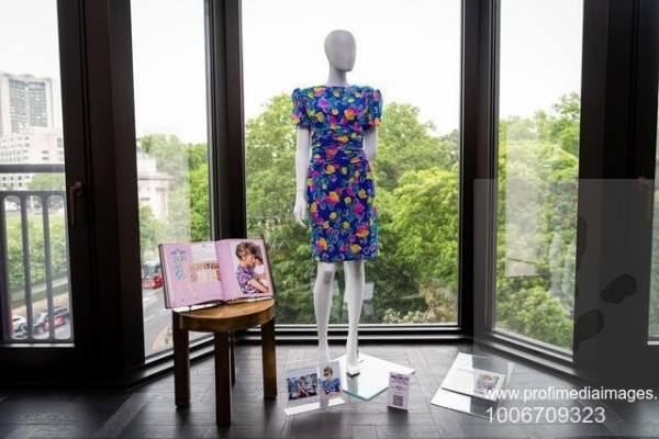 Rochia simbolică a prințesei Diana se vinde cu peste 500.000 de dolari în cea mai mare licitație de articole vestimentare ale familiei regale