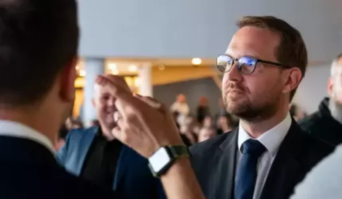 Încep alegerile interne în USR. Cine sunt candidaţii înscrişi pentru şefia partidului
